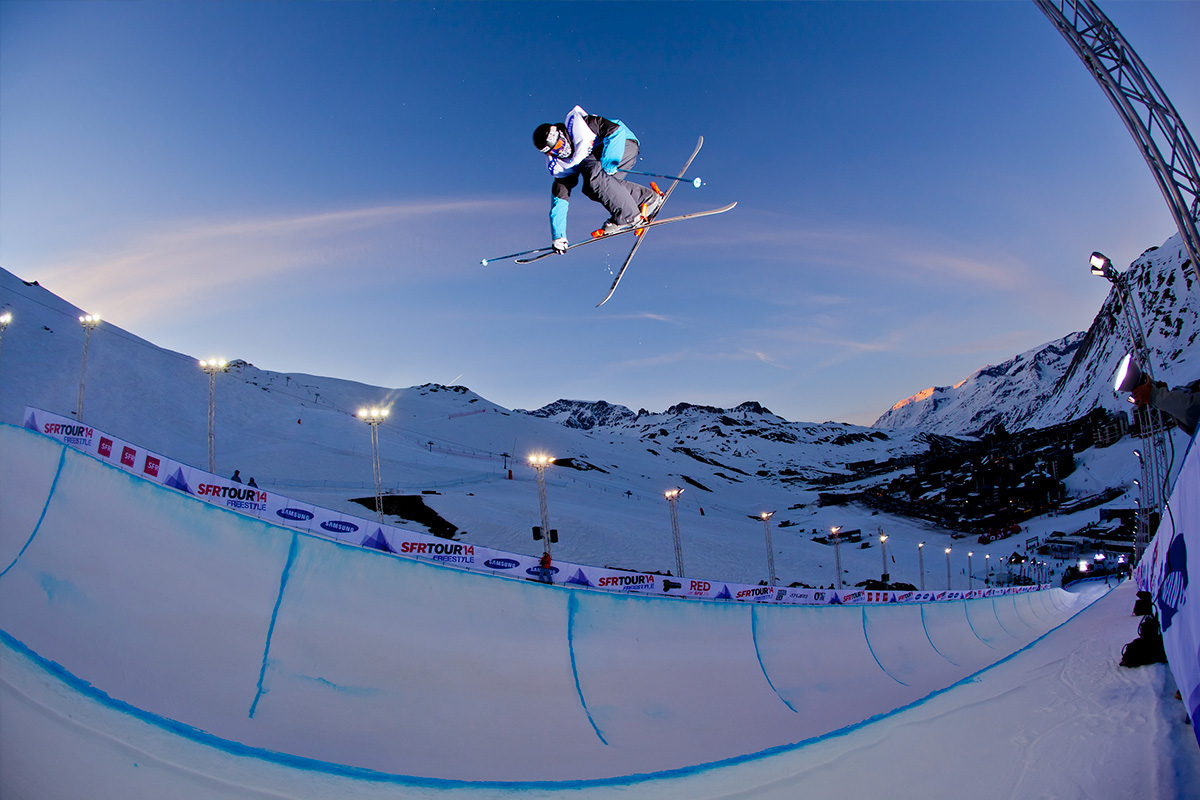 Un skieur pratiquant un saut par beau temps